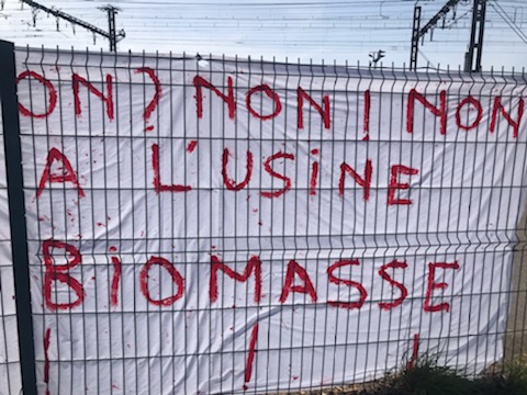 banderole non à l'usine biomasse accrochée sur le Skatepark